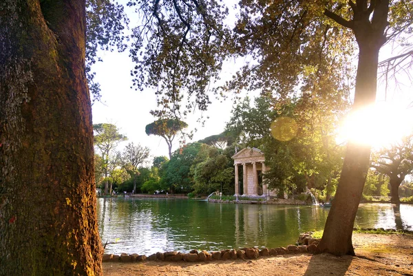 イタリア ローマのボルゲーゼヴィラの庭園に位置するIsculapiusの寺院の遺跡 — ストック写真