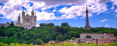 Notre Dame de Fourviere Bazilikası Lyon, Fransa ve Saone Nehri 'ne bakıyor..