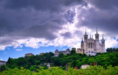 Notre Dame de Fourviere Bazilikası Lyon, Fransa ve Saone Nehri 'ne bakıyor..