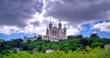 Notre Dame de Fourviere Bazilikası Lyon, Fransa ve Saone Nehri 'ne bakıyor..