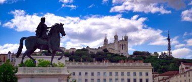 Notre Dame de Fourviere Bazilikası Lyon, Fransa ve Saone Nehri 'ne bakıyor..