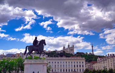 Notre Dame de Fourviere Bazilikası Lyon, Fransa ve Saone Nehri 'ne bakıyor..