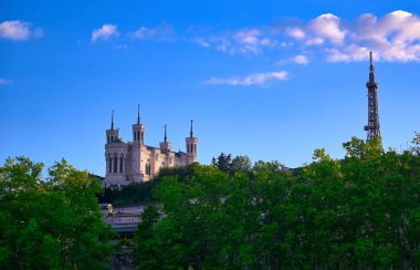 Notre Dame de Fourviere Bazilikası Lyon, Fransa ve Saone Nehri 'ne bakıyor..