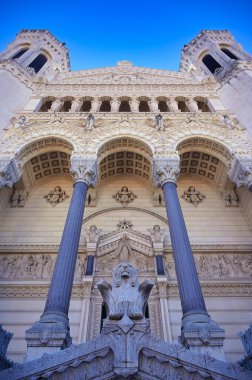 Notre Dame de Fourviere Bazilikası Lyon, Fransa 'ya bakıyor..