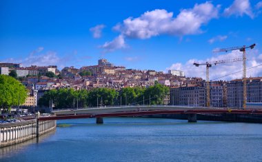 Lyon, Fransa ve Saone Nehri boyunca uzanan mimari.