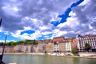 Lyon, Fransa ve Saone Nehri boyunca uzanan mimari.