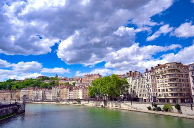 Lyon, Fransa ve Saone Nehri boyunca uzanan mimari.