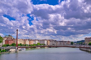 Lyon, Fransa ve Saone Nehri boyunca uzanan mimari.