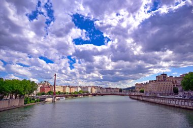 Lyon, Fransa ve Saone Nehri boyunca uzanan mimari.
