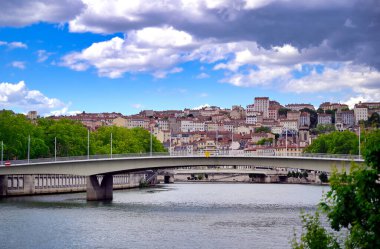 Lyon, Fransa ve Saone Nehri boyunca uzanan mimari.