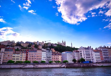 Lyon, Fransa ve Saone Nehri boyunca uzanan mimari.