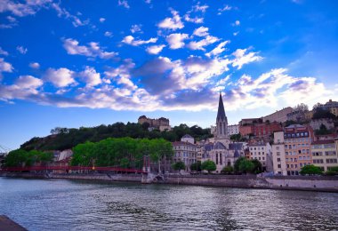 Lyon, Fransa ve Saone Nehri boyunca uzanan mimari.