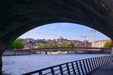 Lyon, Fransa ve Saone Nehri boyunca uzanan mimari.