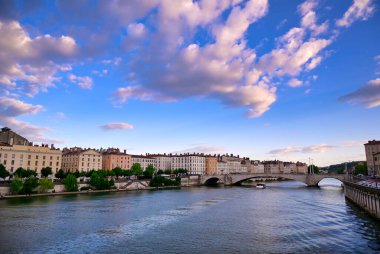 Lyon, Fransa ve Saone Nehri boyunca uzanan mimari.