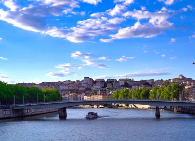 Lyon, Fransa ve Saone Nehri boyunca uzanan mimari.