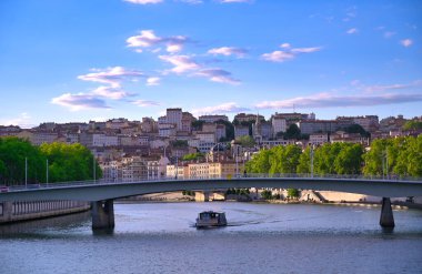 Lyon, Fransa ve Saone Nehri boyunca uzanan mimari.