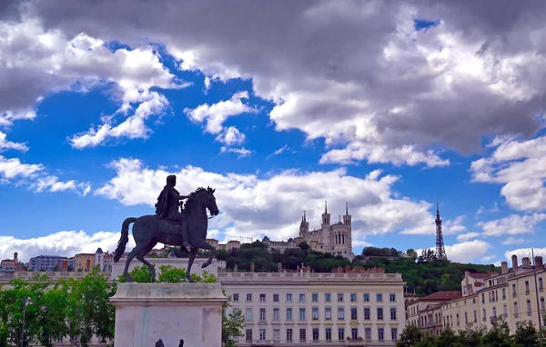 Notre Dame de Fourviere Bazilikası Lyon, Fransa ve Saone Nehri 'ne bakıyor..