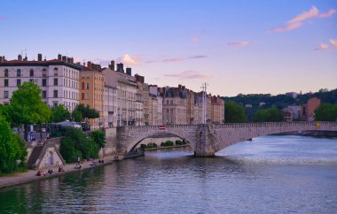 Lyon, Fransa ve Saone Nehri boyunca uzanan mimari.