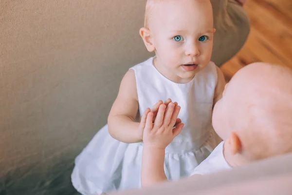 Piękny strzał z Cute Baby, patrząc w lustro — Zdjęcie stockowe