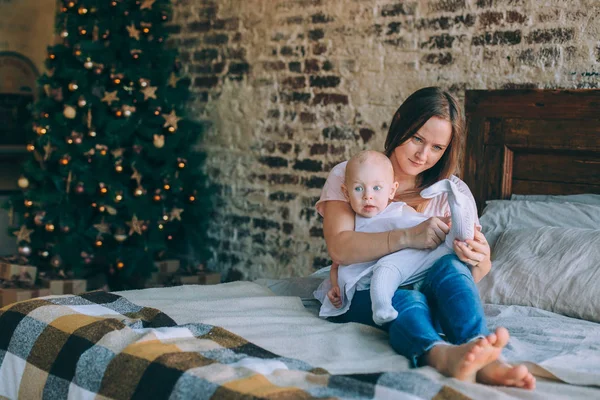 Mor klänningar dottern i en vit klänning och strumpbyxor — Stockfoto