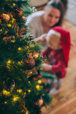 Açık renklerle süslenmiş Noel ağacı