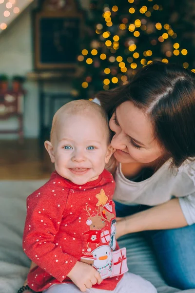 Nytt år, jul. Mor med lilla dotter i sitt hem nära julgran — Stockfoto