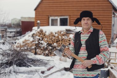 Adam kesme odun bahçede kış için