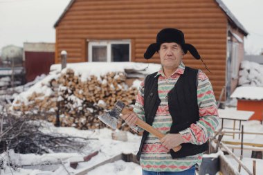 Komuta sizde. Yaşlı adam holding balta