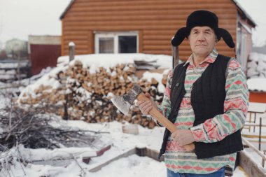 Adam kesme odun bahçede kış için