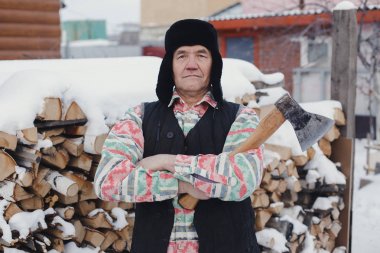 Köy köylü eski balta bir ahşap ayna doğrama yardımıyla