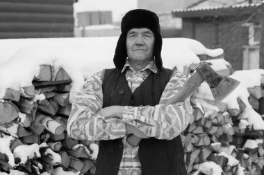 adam bir balta onun elleri, siyah-beyaz fotoğraf