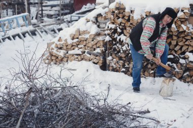 Adam kesme odun bahçede kış için