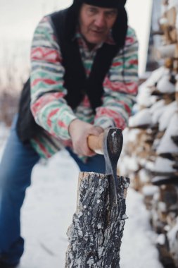 Köy köylü eski balta bir ahşap ayna doğrama yardımıyla