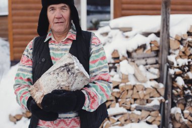 Bir adam köyde bir günlük tutar