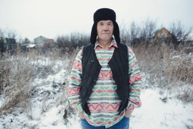 Komuta sizde çimenli alan üzerinde duruyor