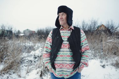 Komuta sizde çimenli alan üzerinde duruyor