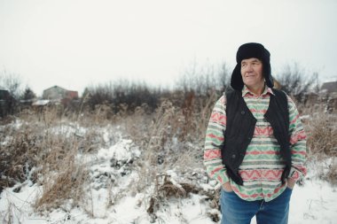 Komuta sizde çimenli alan üzerinde duruyor