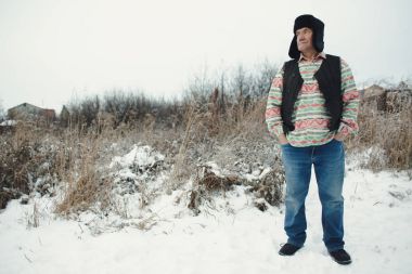 Komuta sizde çimenli alan üzerinde duruyor