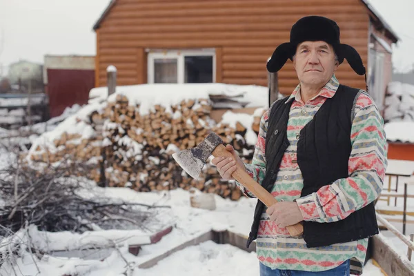 Adam kesme odun bahçede kış için