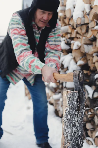 Mann hackt Brennholz im Vorgarten — Stockfoto