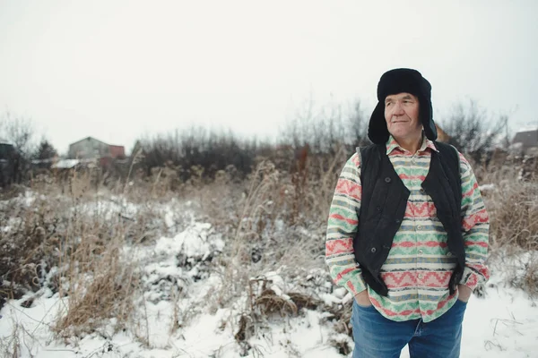 Komuta sizde çimenli alan üzerinde duruyor