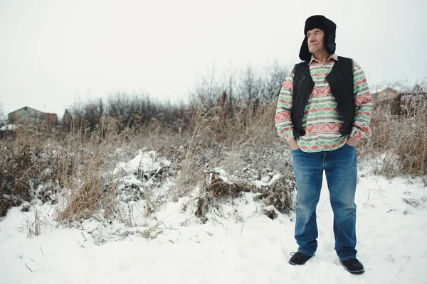 Komuta sizde çimenli alan üzerinde duruyor