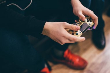PlayStation oyun denetleyicisi.