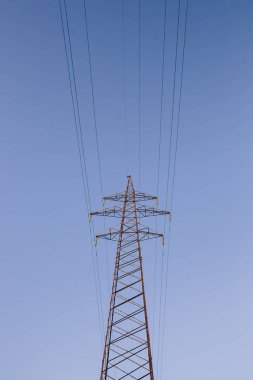 Yüksek voltaj iletisi.