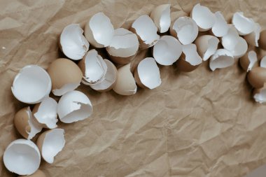 Bej arka planda yumurta kabuğu, izole yumurtalar.