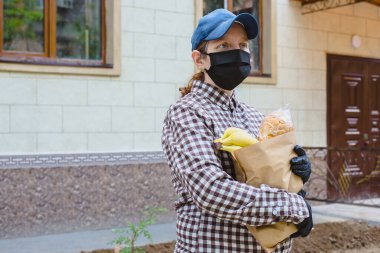kırmızı üniformalı akıllı gıda dağıtım servisi adam alıcı ve genç kadın müşteri evde kurye sipariş alma taze gıda teslim, ekspres teslimat, gıda teslimat, online alışveriş konsepti
