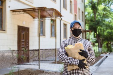 kırmızı üniformalı akıllı gıda dağıtım servisi adam alıcı ve genç kadın müşteri evde kurye sipariş alma taze gıda teslim, ekspres teslimat, gıda teslimat, online alışveriş konsepti