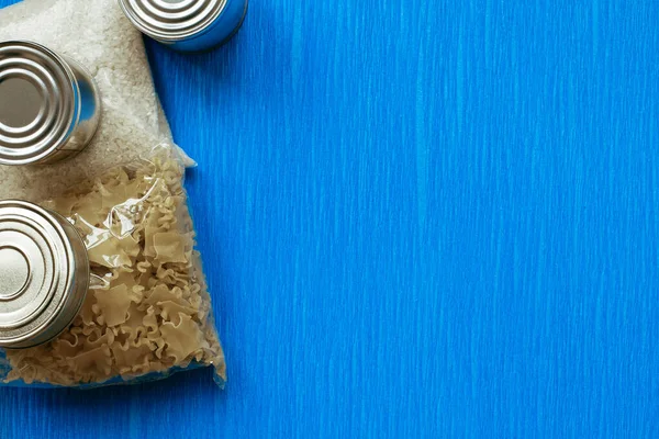 Caldo Comida Cuarentena Sobre Fondo Azul Comida Enlatada Cereales Entrega — Foto de Stock