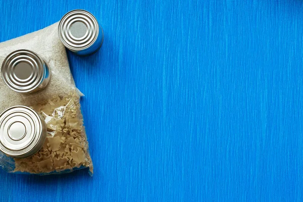 Caldo Comida Cuarentena Sobre Fondo Azul Comida Enlatada Cereales Entrega — Foto de Stock