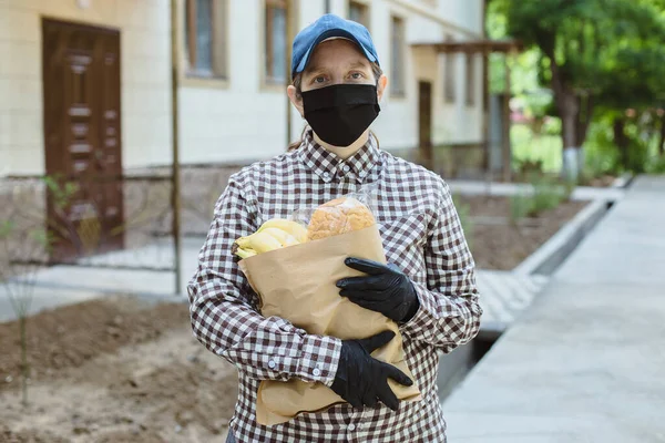 Quarantine or self isolated family receiving food to door